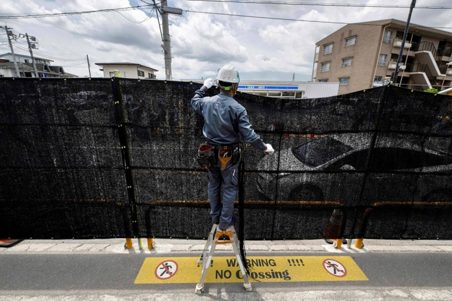 Núi Phú Sĩ sau khi dựng rào chắn: Du khách chọc thủng lưới, cực nhọc vác thang chỉ để chụp ảnh- Ảnh 13.