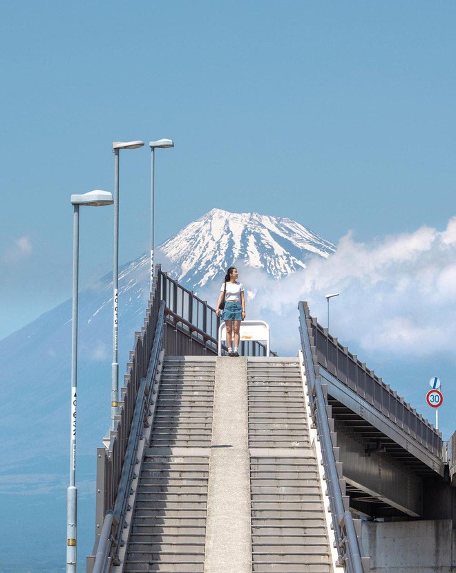 Núi Phú Sĩ sau khi dựng rào chắn: Du khách chọc thủng lưới, cực nhọc vác thang chỉ để chụp ảnh- Ảnh 19.