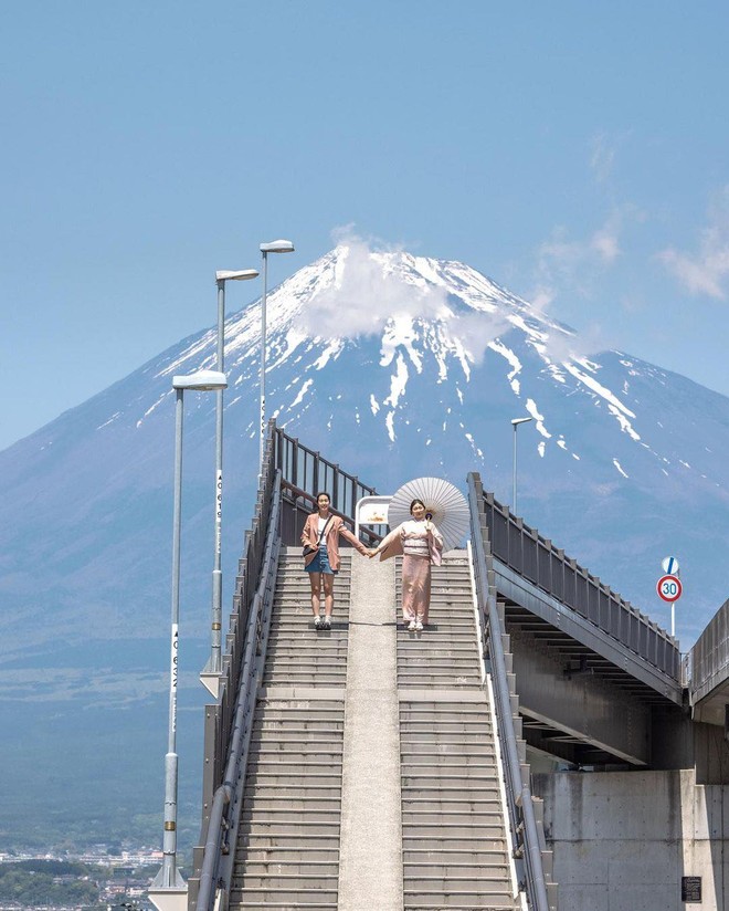 Núi Phú Sĩ sau khi dựng rào chắn: Du khách chọc thủng lưới, cực nhọc vác thang chỉ để chụp ảnh- Ảnh 20.