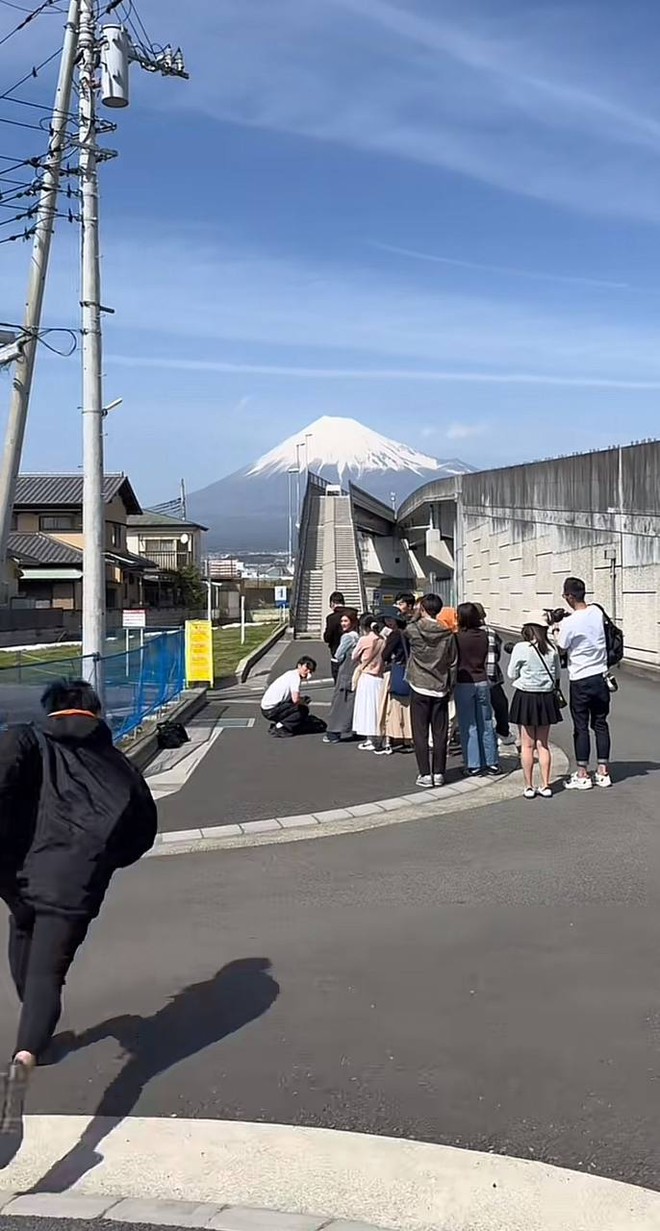 Núi Phú Sĩ sau khi dựng rào chắn: Du khách chọc thủng lưới, cực nhọc vác thang chỉ để chụp ảnh- Ảnh 21.