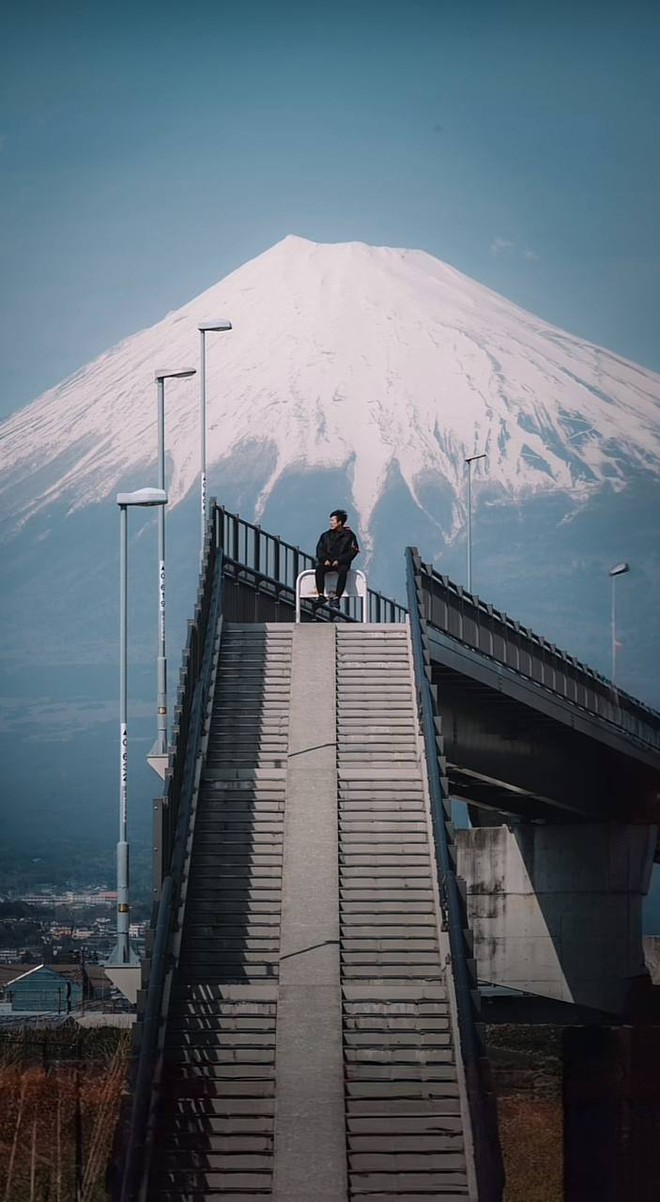 Núi Phú Sĩ sau khi dựng rào chắn: Du khách chọc thủng lưới, cực nhọc vác thang chỉ để chụp ảnh- Ảnh 22.