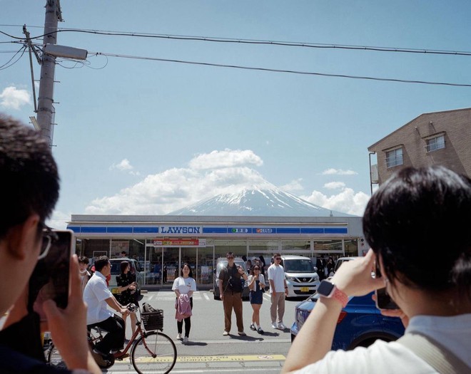 Núi Phú Sĩ sau khi dựng rào chắn: Du khách chọc thủng lưới, cực nhọc vác thang chỉ để chụp ảnh- Ảnh 8.