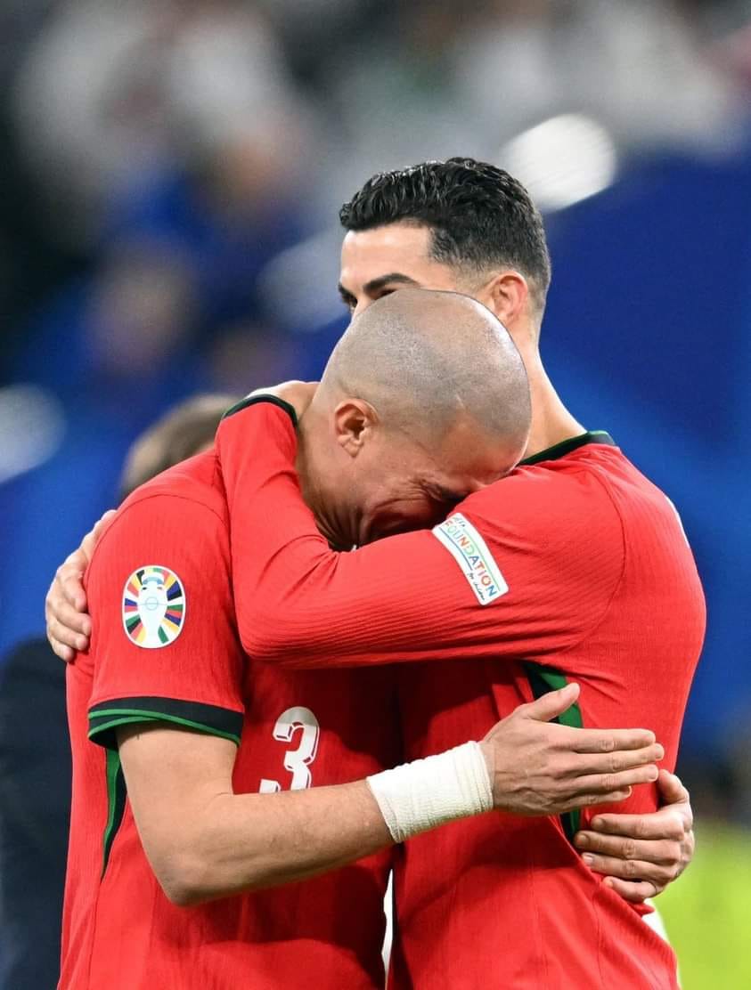 Pepe tuổi 41 tựa vai Ronaldo 39 tuổi oà khóc như một đứa trẻ: Mỏi chân rồi mình dừng lại thôi- Ảnh 1.