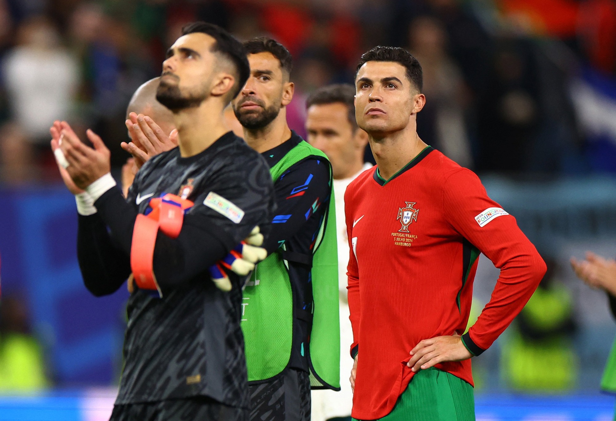 Pepe tuổi 41 tựa vai Ronaldo 39 tuổi oà khóc như một đứa trẻ: Mỏi chân rồi mình dừng lại thôi- Ảnh 7.