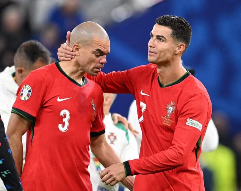 Pepe tuổi 41 tựa vai Ronaldo 39 tuổi oà khóc như một đứa trẻ: Mỏi chân rồi mình dừng lại thôi- Ảnh 4.