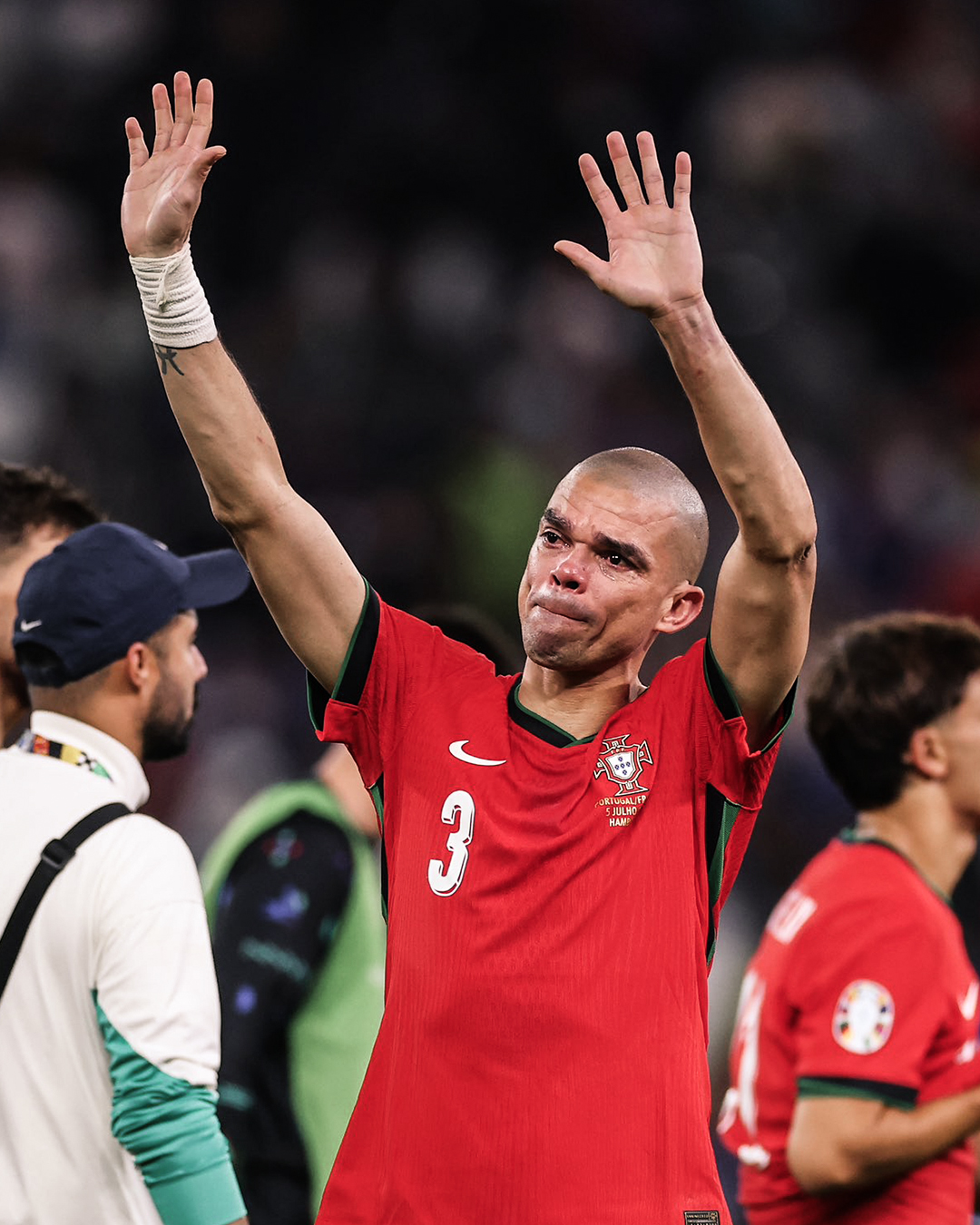 Pepe tuổi 41 tựa vai Ronaldo 39 tuổi oà khóc như một đứa trẻ: Mỏi chân rồi mình dừng lại thôi- Ảnh 6.