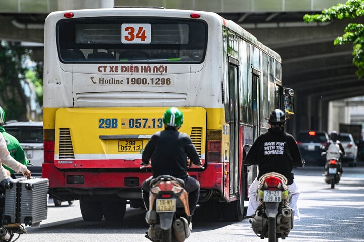 Hà Nội xanh hóa xe buýt: Phát thải thấp hơn diesel chỉ 15%, có nên coi xe CNG là xe xanh?- Ảnh 1.