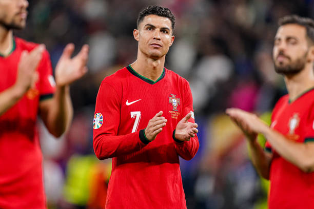 Xót xa: Ronaldo thất thần, cố nén những giọt nước mắt cay đắng trong trận đấu cuối cùng tại Euro- Ảnh 3.