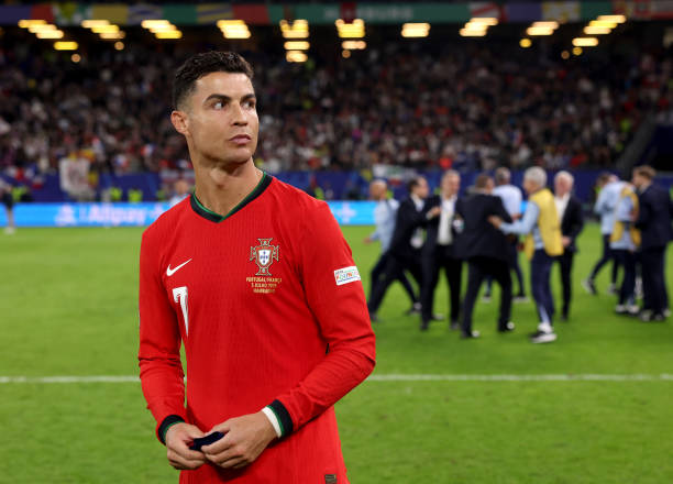 Xót xa: Ronaldo thất thần, cố nén những giọt nước mắt cay đắng trong trận đấu cuối cùng tại Euro- Ảnh 6.