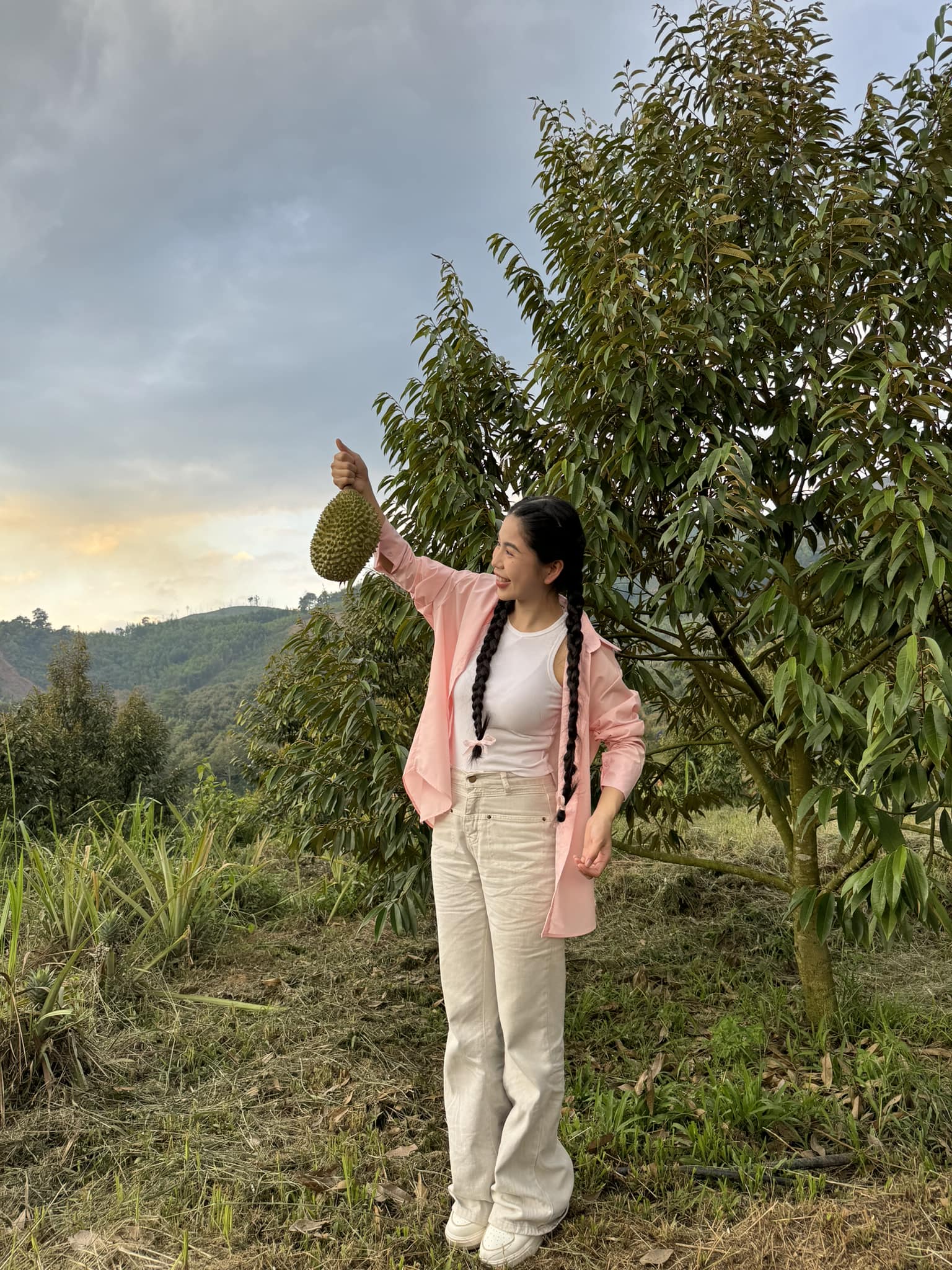 Chưa đầy 5 phút, Hằng Du Mục đã bán hết 22 tấn sầu riêng, fan gọi tên 