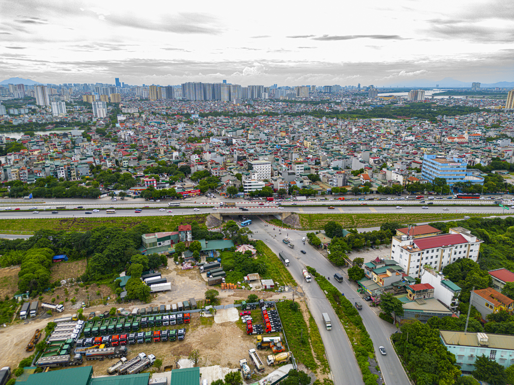 Toàn cảnh khu vực sẽ được xây cầu vượt sông Hồng, nằm giữa 2 cây cầu vượt trị giá 17.000 tỷ, kết nối với đại đô thị của Vinhomes- Ảnh 4.