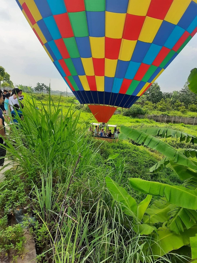Thực hư thông tin khinh khí cầu có 9 người "rơi xuống ruộng" ở Hà Nội- Ảnh 1. Thực hư thông tin khinh khí cầu có 9 người "rơi xuống ruộng" ở Hà Nội- Ảnh 1.