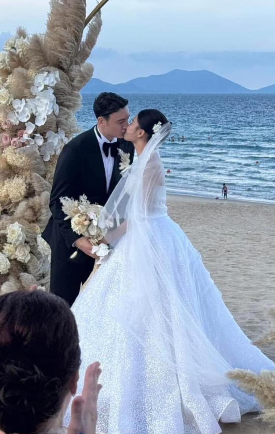 Thủ môn Đặng Văn Lâm cưới bạn gái Yến Xuân sau 6 năm hẹn hò, tình tứ Thủ môn Đặng Văn Lâm cưới bạn gái Yến Xuân sau 6 năm hẹn hò, tình tứ