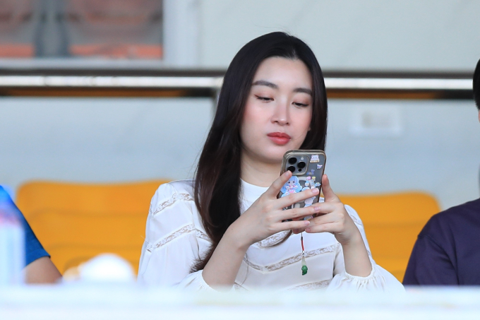 Mẹ bỉm Đỗ Mỹ Linh khoe visual sáng rực, thoải mái trò chuyện cùng anh chồng chủ tịch trong ngày CLB Hà Nội tranh Cúp vô địch- Ảnh 1.