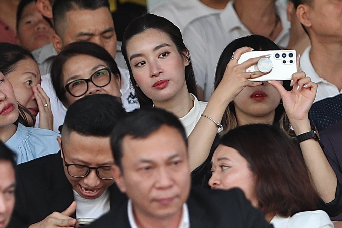 Mẹ bỉm Đỗ Mỹ Linh khoe visual sáng rực, thoải mái trò chuyện cùng anh chồng chủ tịch trong ngày CLB Hà Nội tranh Cúp vô địch- Ảnh 5.