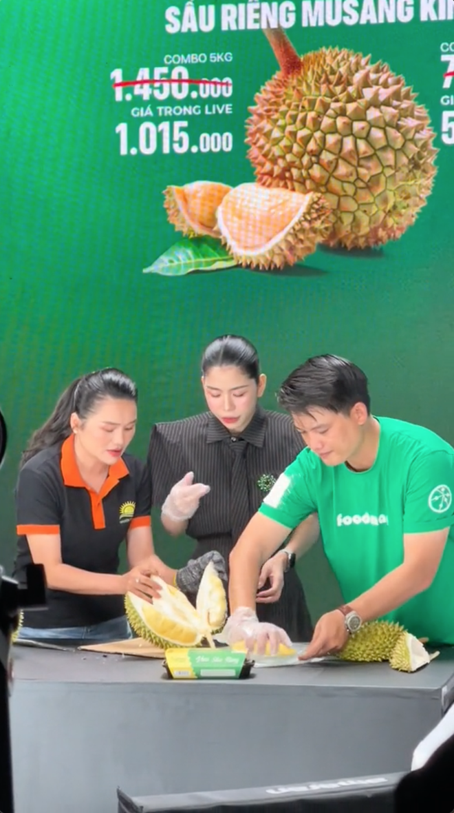 Chưa đầy 5 phút, Hằng Du Mục đã bán hết 22 tấn sầu riêng, fan gọi tên 