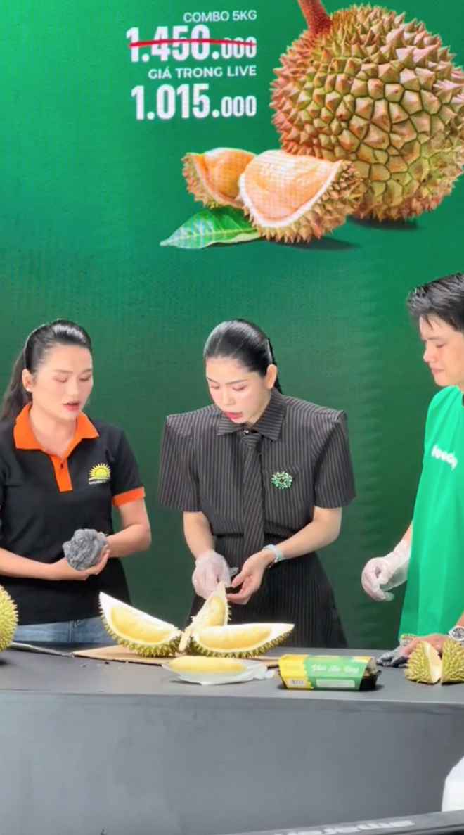 Chưa đầy 5 phút, Hằng Du Mục đã bán hết 22 tấn sầu riêng, fan gọi tên 