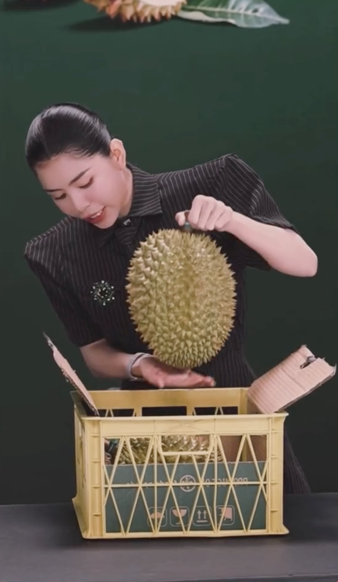 Chưa đầy 5 phút, Hằng Du Mục đã bán hết 22 tấn sầu riêng, fan gọi tên 