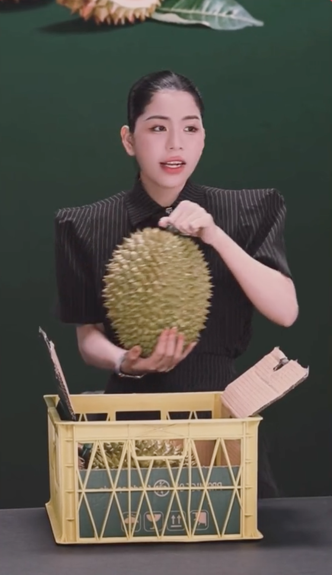 Chưa đầy 5 phút, Hằng Du Mục đã bán hết 22 tấn sầu riêng, fan gọi tên 