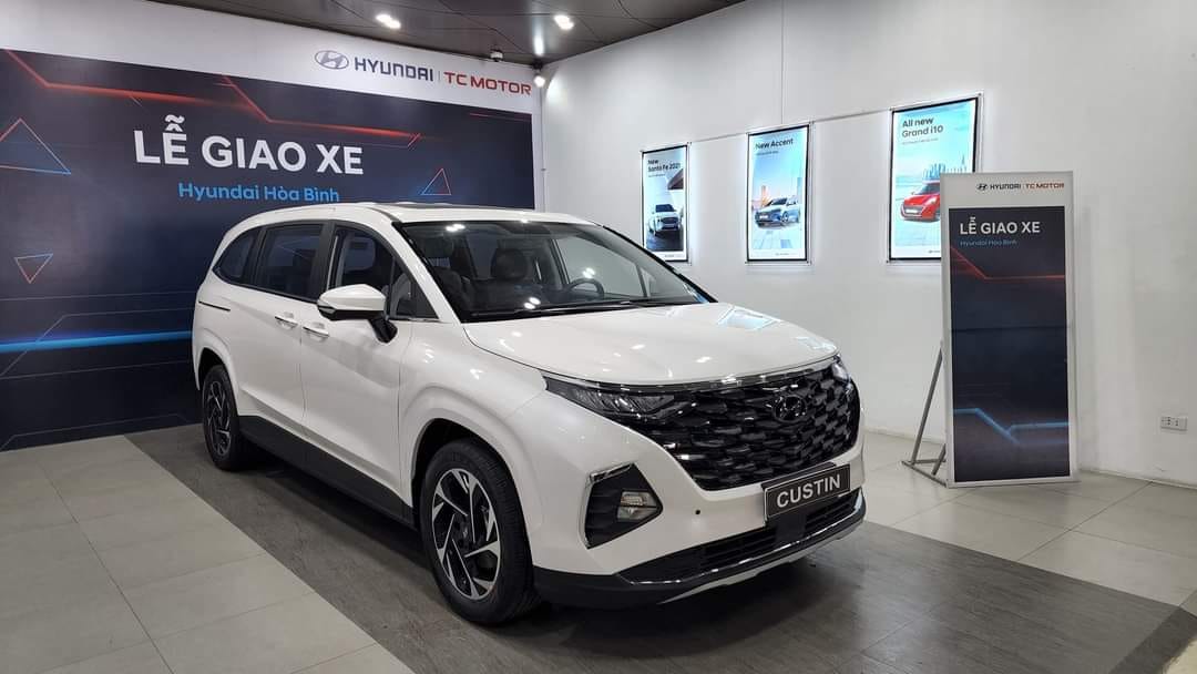 Hyundai Custin xả hàng tồn: Bản giữa giảm 75 triệu, gần rẻ ngang Innova Cross tiêu chuẩn- Ảnh 1.