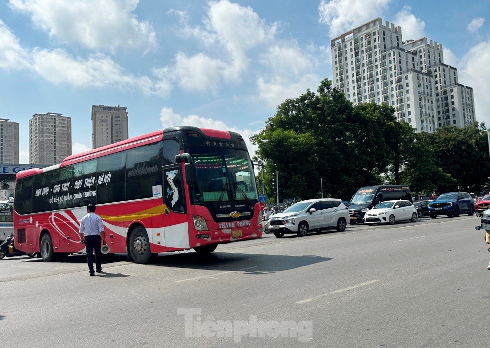 Đường Giải Phóng ùn ứ do ngăn đường để xe xuất bến Giáp Bát đi cắt qua- Ảnh 1.