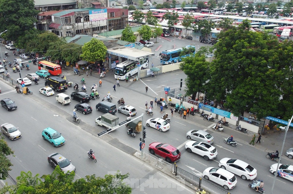 Đường Giải Phóng ùn ứ do ngăn đường để xe xuất bến Giáp Bát đi cắt qua- Ảnh 6.