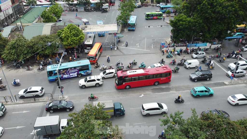 Đường Giải Phóng ùn ứ do ngăn đường để xe xuất bến Giáp Bát đi cắt qua- Ảnh 7.