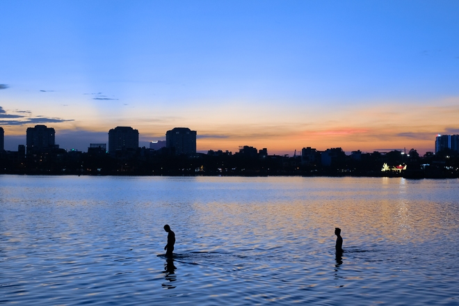 Hoàng hôn Hồ Tây mùa này đẹp da diết, mặc thời tiết đang 