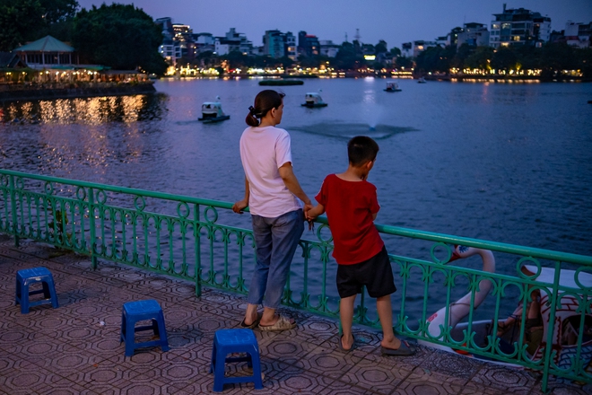 Hoàng hôn Hồ Tây mùa này đẹp da diết, mặc thời tiết đang 