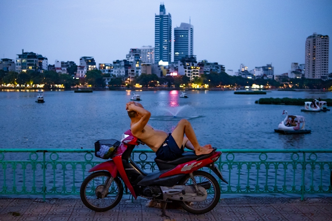 Hoàng hôn Hồ Tây mùa này đẹp da diết, mặc thời tiết đang 