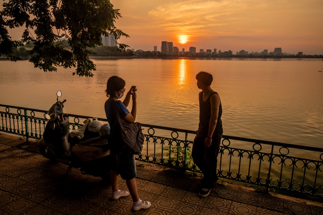 Hoàng hôn Hồ Tây mùa này đẹp da diết, mặc thời tiết đang 