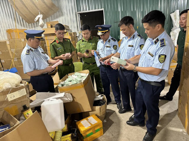 Hô biến 20 tấn mỹ phẩm, kem đánh răng trẻ em hết hạn thành date mới thêm vài năm- Ảnh 1.