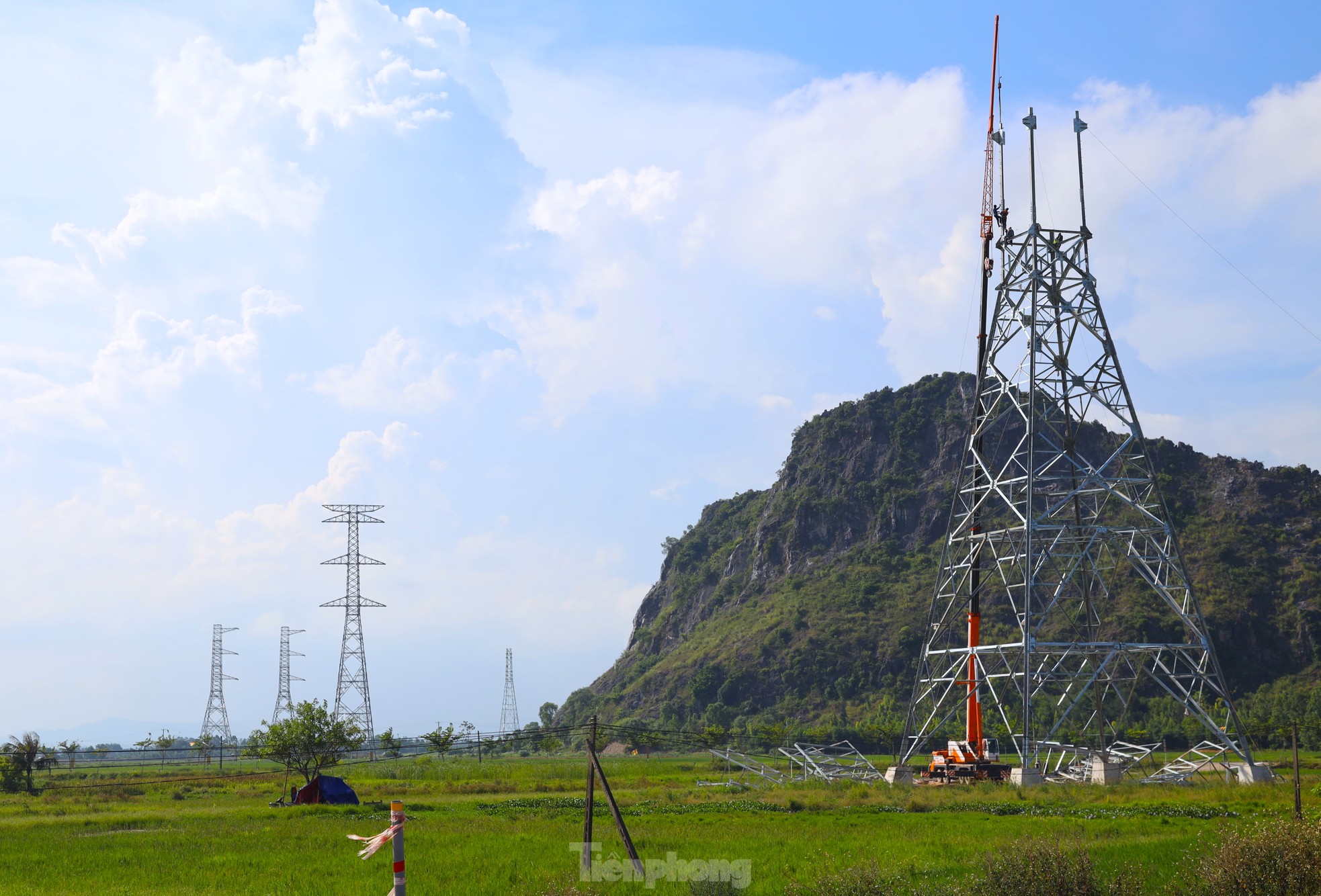 Những người thợ vắt vẻo trên cột điện 500kV mạch 3 trong nắng nóng gay gắt xứ Nghệ- Ảnh 2.