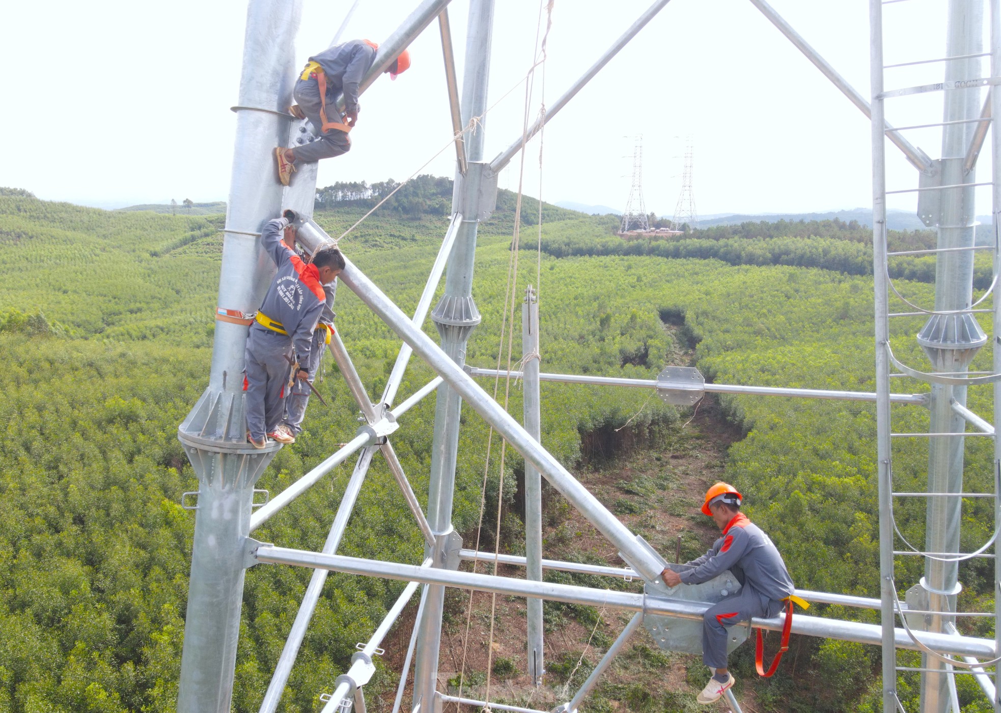 Những người thợ vắt vẻo trên cột điện 500kV mạch 3 trong nắng nóng gay gắt xứ Nghệ- Ảnh 16.