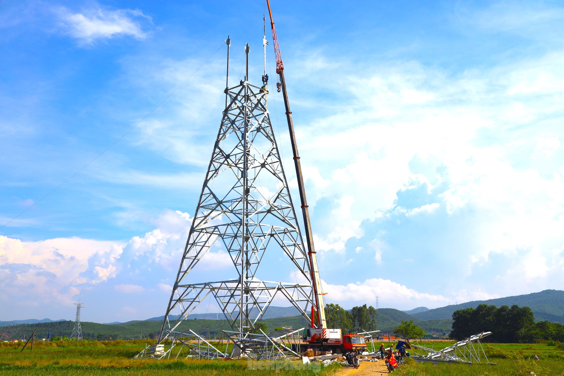 Những người thợ vắt vẻo trên cột điện 500kV mạch 3 trong nắng nóng gay gắt xứ Nghệ- Ảnh 3.