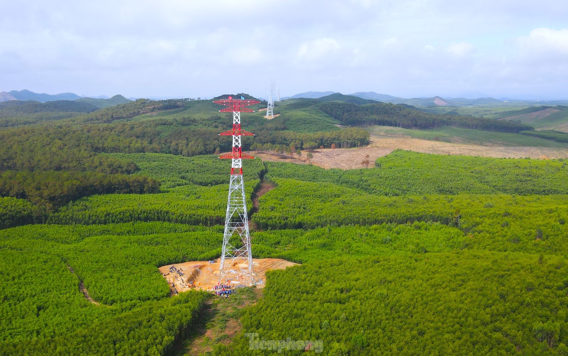 Những người thợ vắt vẻo trên cột điện 500kV mạch 3 trong nắng nóng gay gắt xứ Nghệ- Ảnh 9.