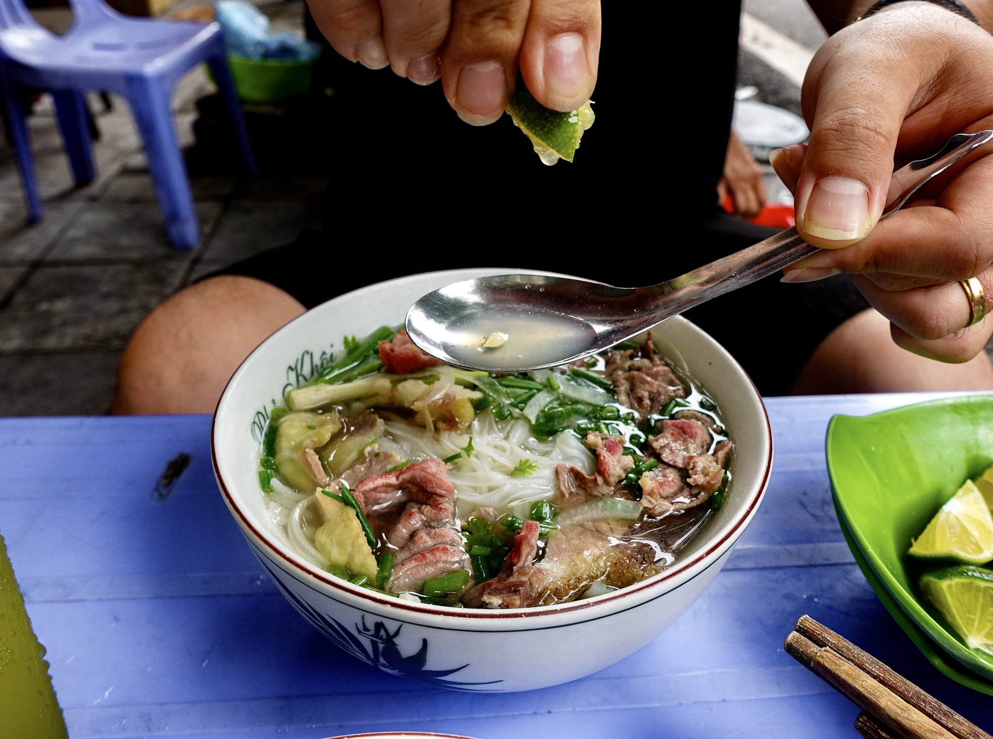 Quán phở Hà Nội bán 1600 bát mỗi ngày: Là quán quen của HLV Park, được Michelin Guide đề xuất nhưng vẫn gây tranh cãi- Ảnh 10.