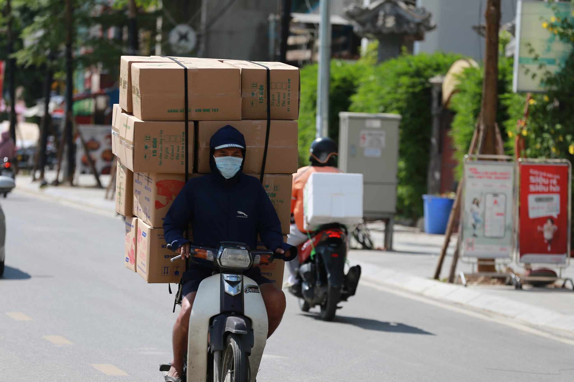 Hà Nội hôm nay nắng như chảo lửa, người lao động nhọc nhằn mưu sinh dưới cái nóng oi bức ngột ngạt- Ảnh 5.