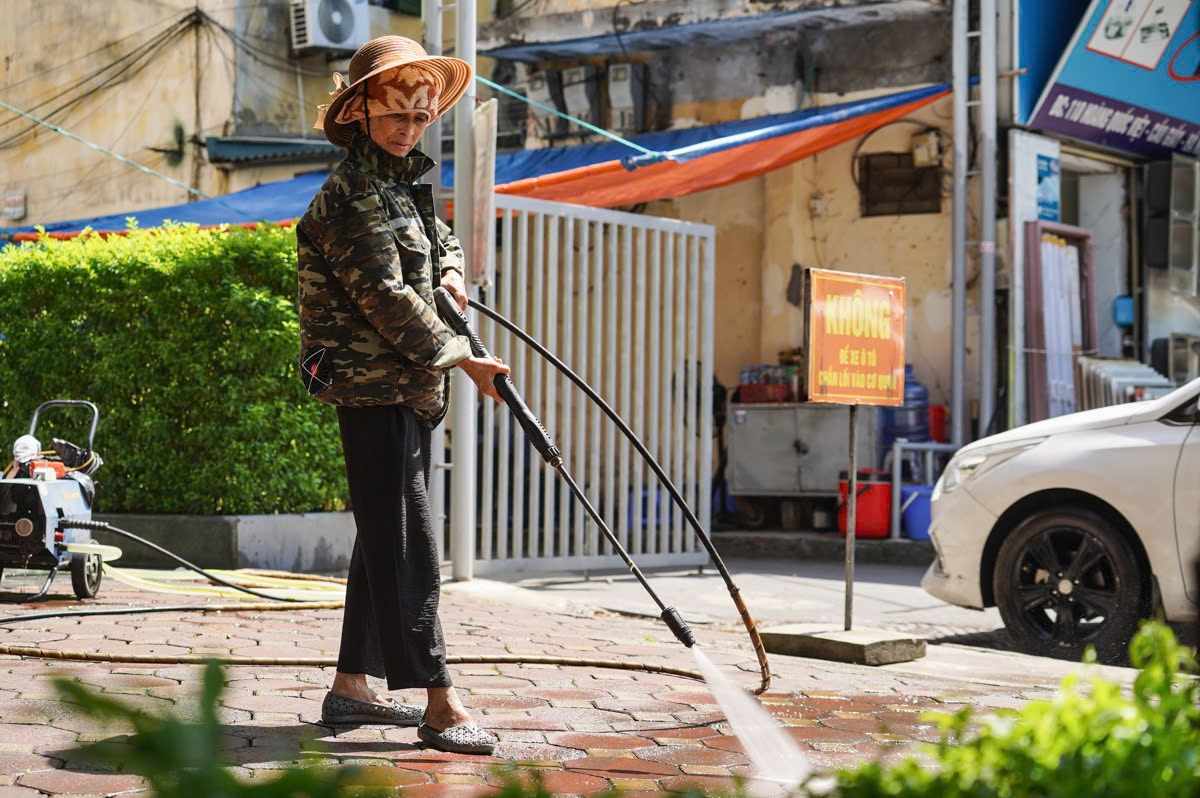 Hà Nội hôm nay nắng như chảo lửa, người lao động nhọc nhằn mưu sinh dưới cái nóng oi bức ngột ngạt- Ảnh 17.