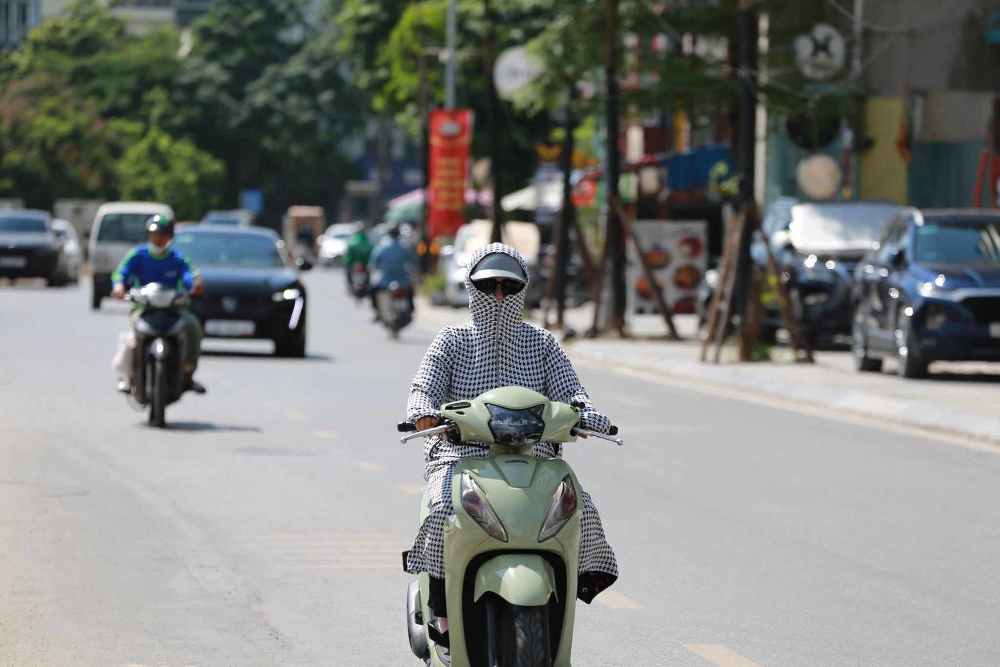 Hà Nội hôm nay nắng như chảo lửa, người lao động nhọc nhằn mưu sinh dưới cái nóng oi bức ngột ngạt- Ảnh 7.