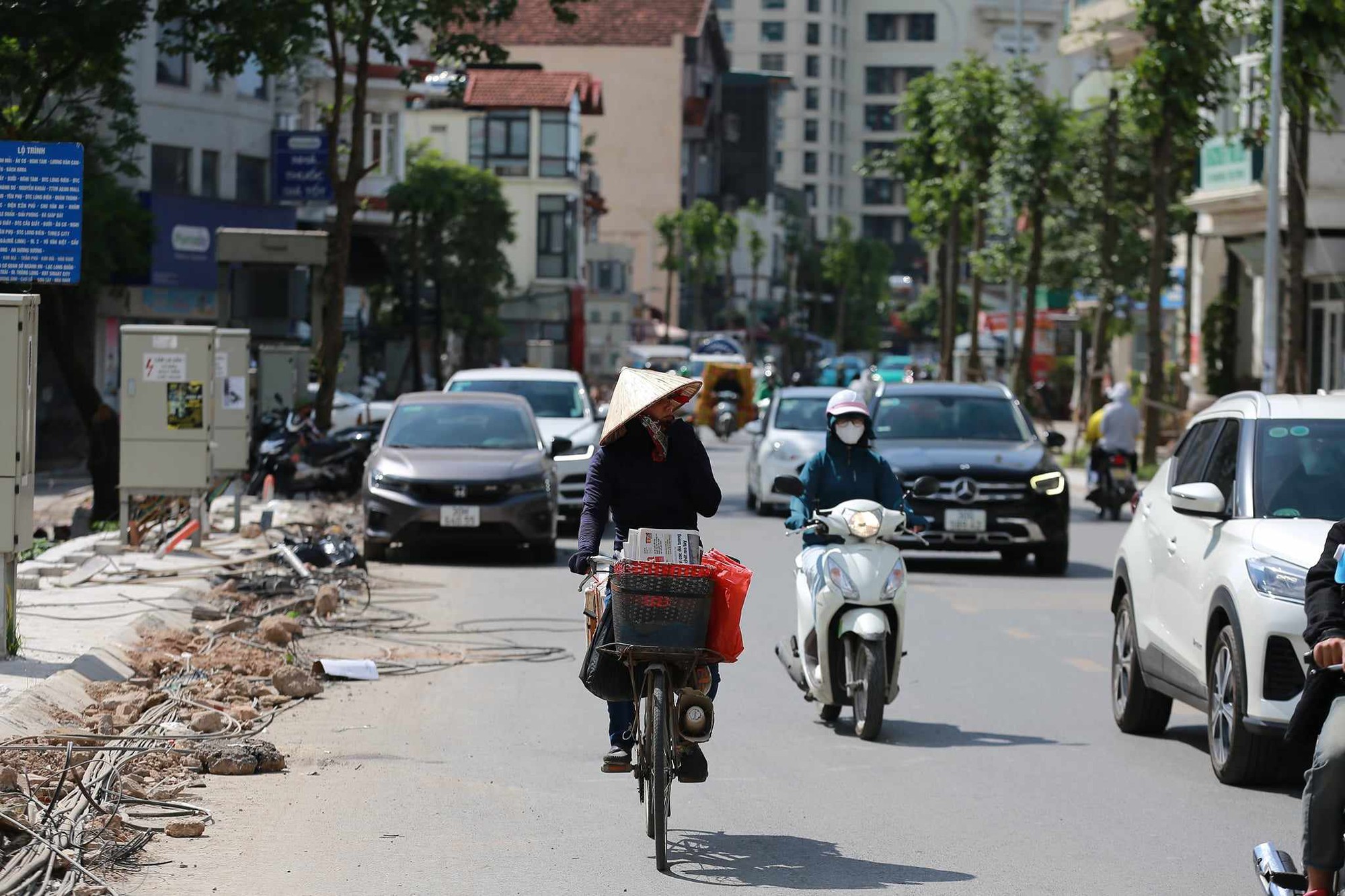 Hà Nội hôm nay nắng như chảo lửa, người lao động nhọc nhằn mưu sinh dưới cái nóng oi bức ngột ngạt- Ảnh 15.