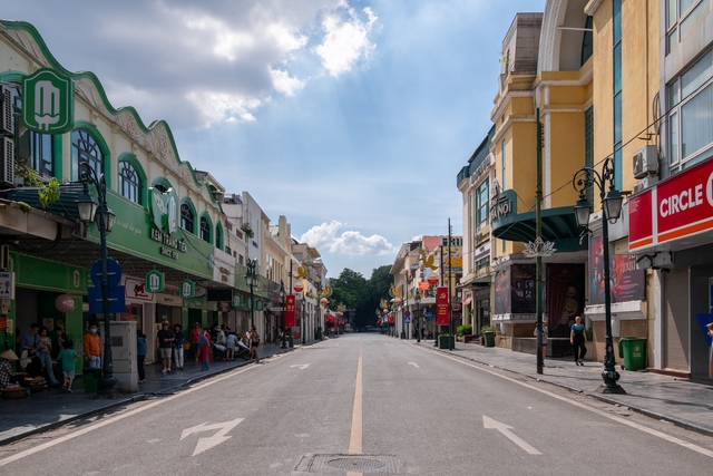 Chùm ảnh: Ngày cuối tuần nhưng phố đi bộ Hà Nội không thấy người, chỉ thấy nóng!- Ảnh 1.