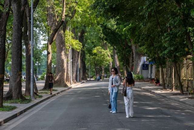 Chùm ảnh: Ngày cuối tuần nhưng phố đi bộ Hà Nội không thấy người, chỉ thấy nóng!- Ảnh 14.