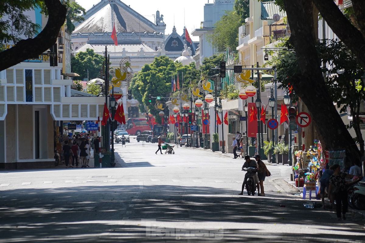 Người Hà Nội quay cuồng với nắng nóng gần 40 độ C- Ảnh 17.