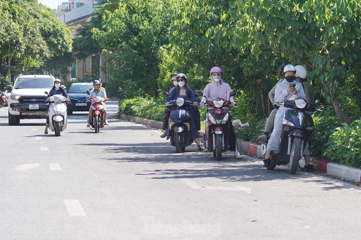 Người Hà Nội quay cuồng với nắng nóng gần 40 độ C- Ảnh 11.