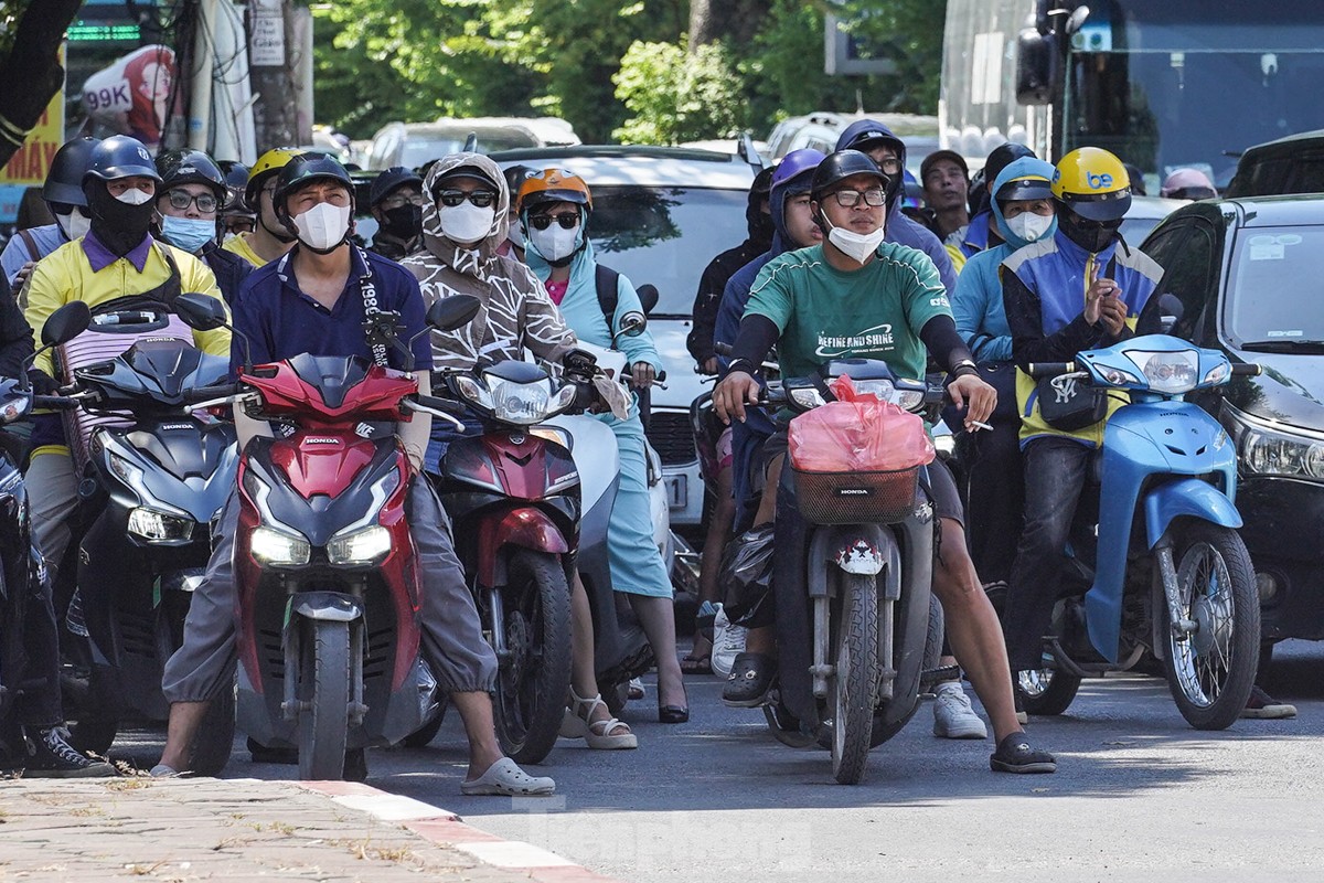 Người Hà Nội quay cuồng với nắng nóng gần 40 độ C- Ảnh 12.