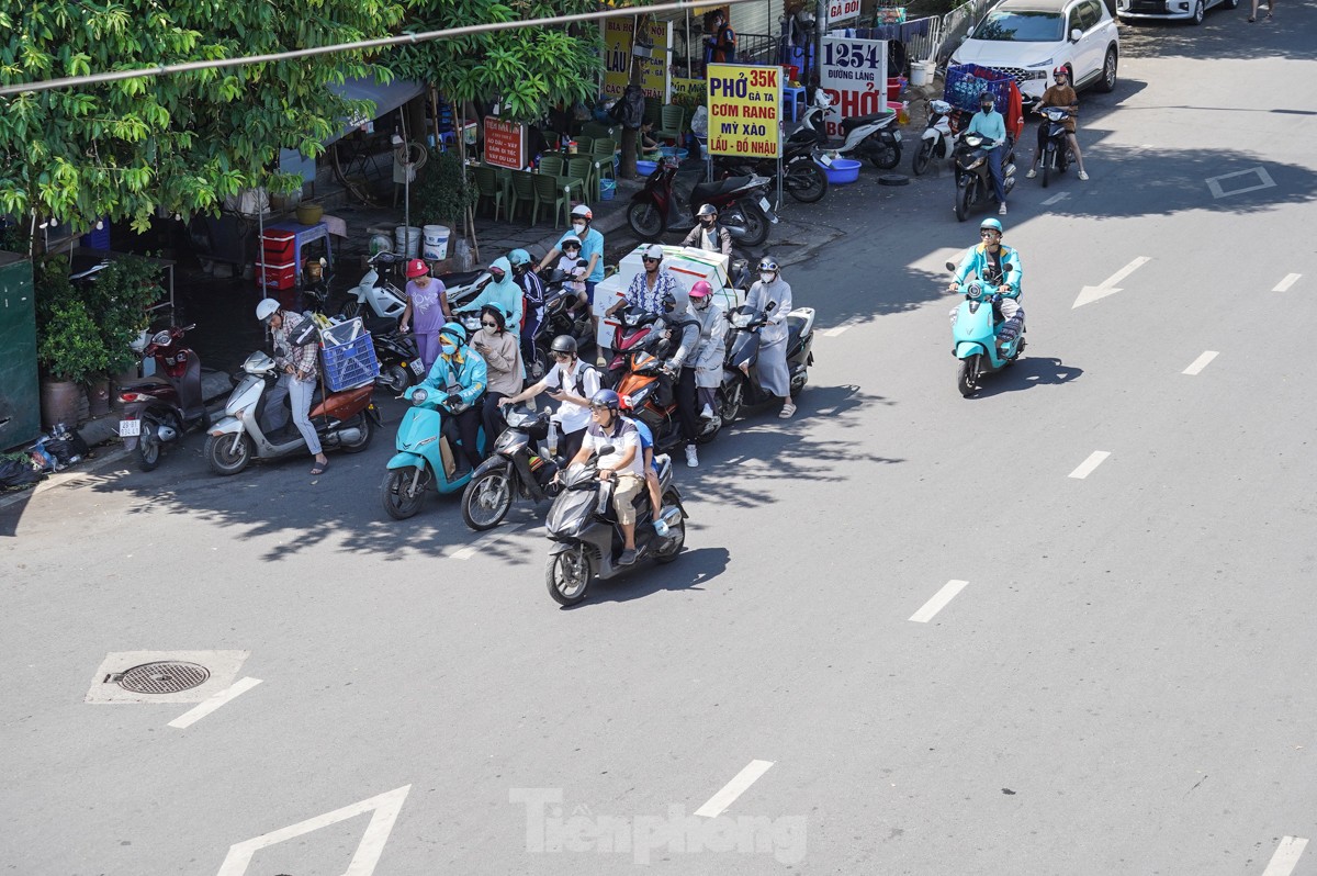 Người Hà Nội quay cuồng với nắng nóng gần 40 độ C- Ảnh 10.