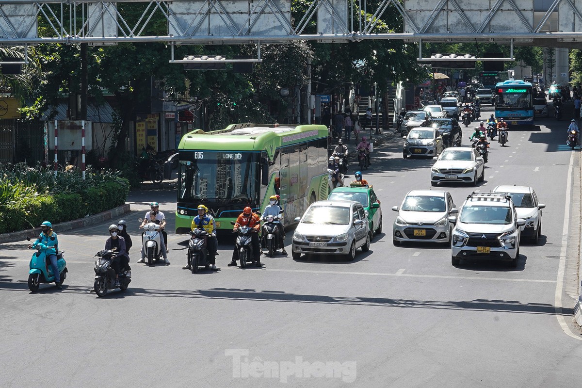 Người Hà Nội quay cuồng với nắng nóng gần 40 độ C- Ảnh 9.