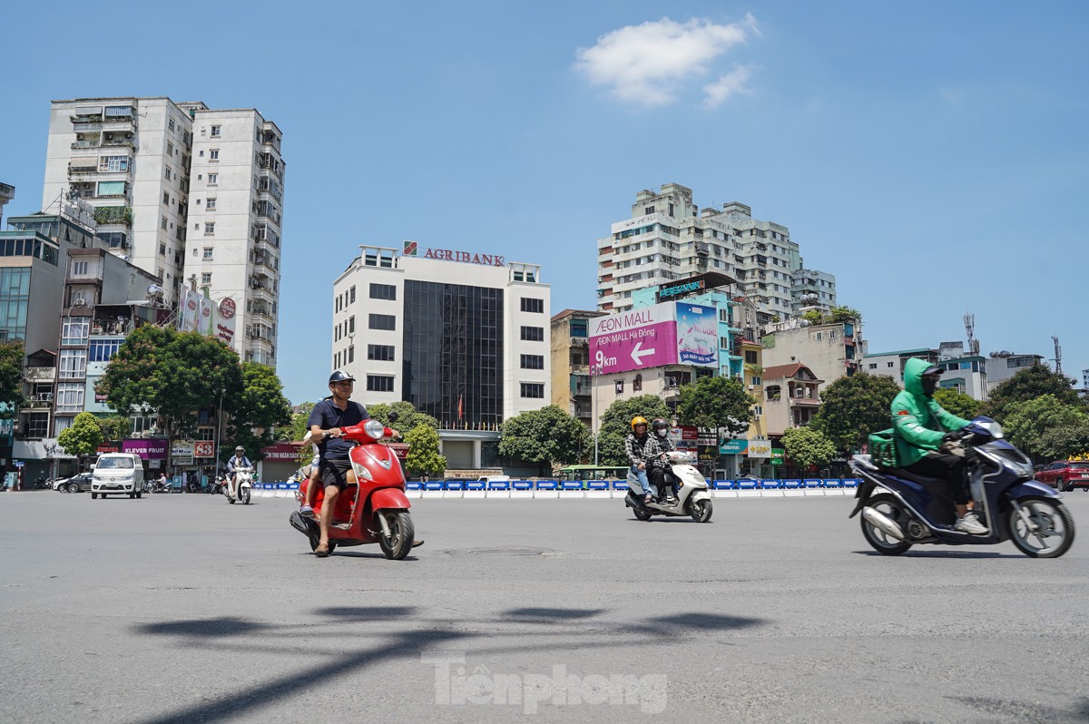 Người Hà Nội quay cuồng với nắng nóng gần 40 độ C- Ảnh 20.