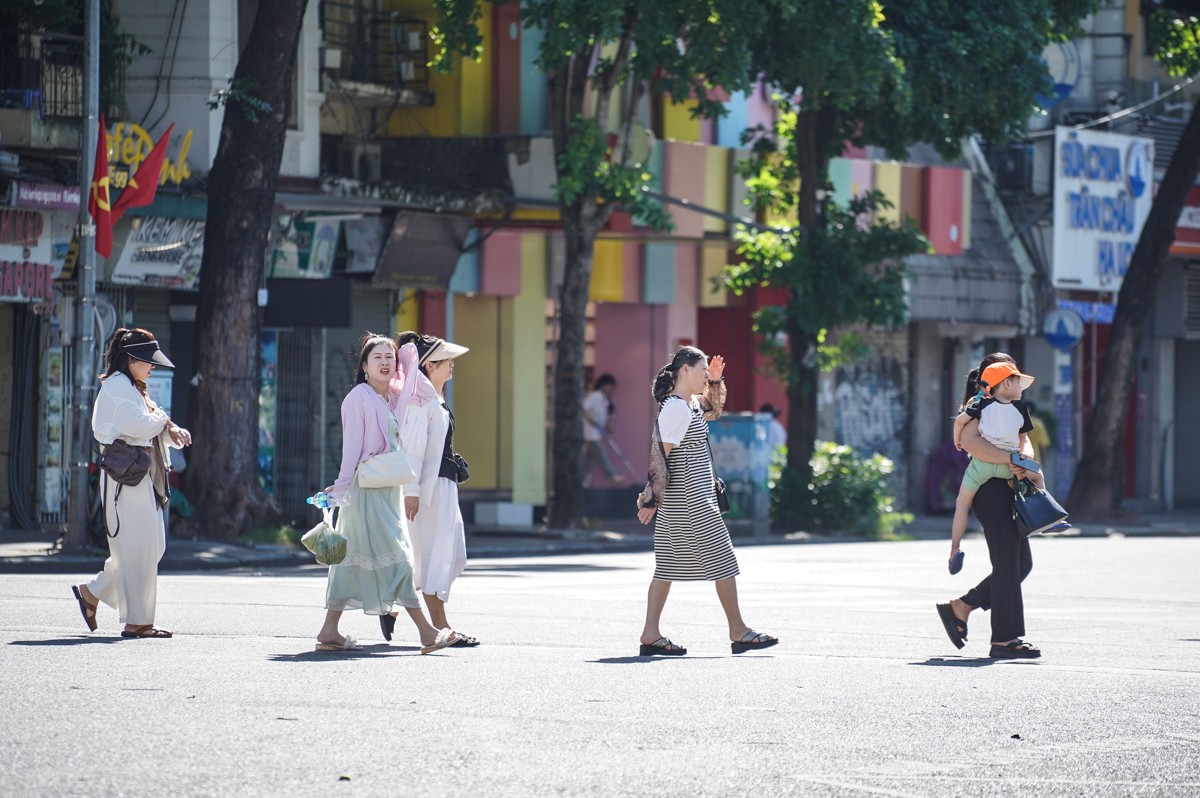 Người Hà Nội quay cuồng với nắng nóng gần 40 độ C- Ảnh 18.